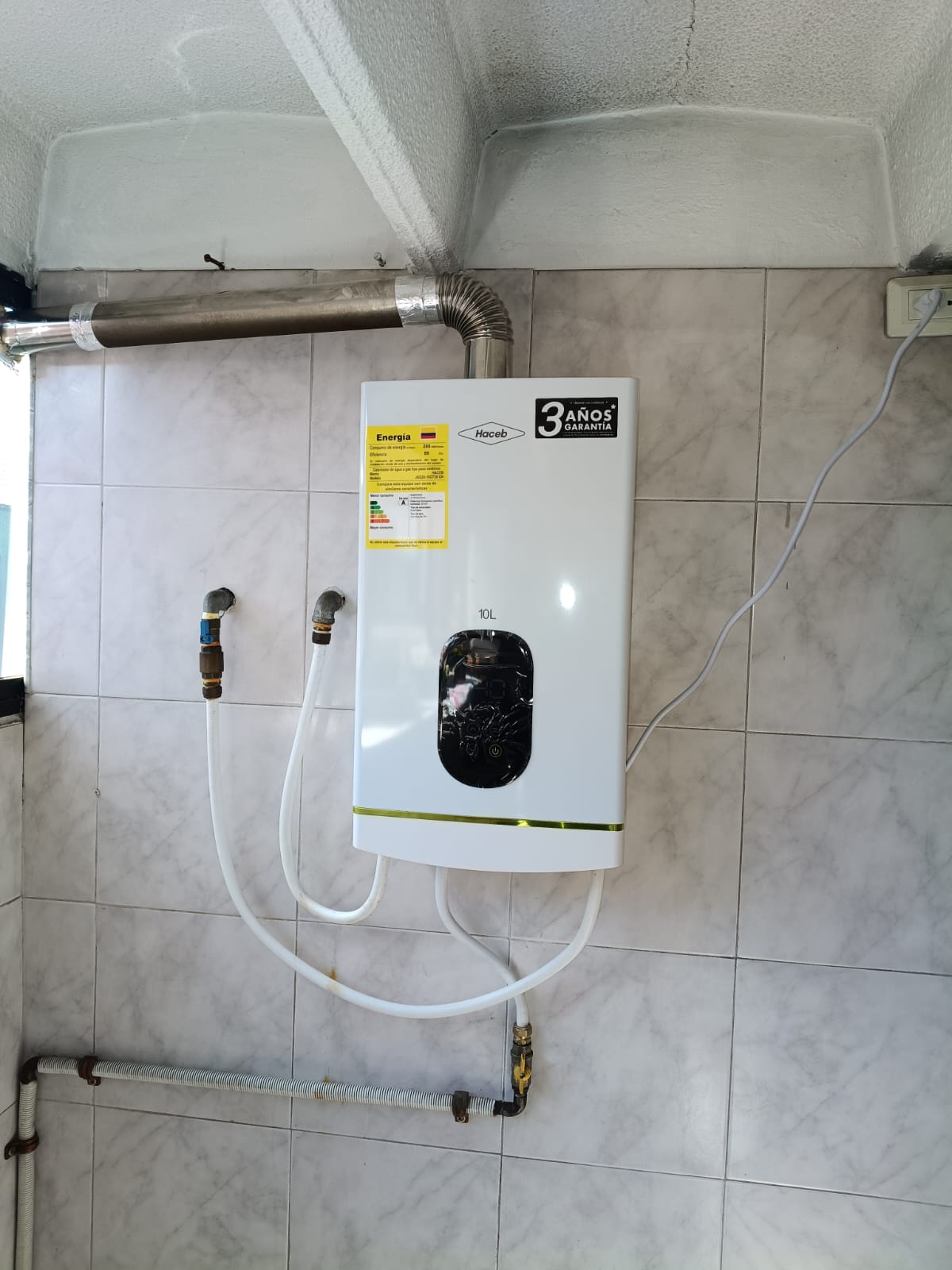 Instalación de calentador a gas de paso en apartamento de Bogotá
