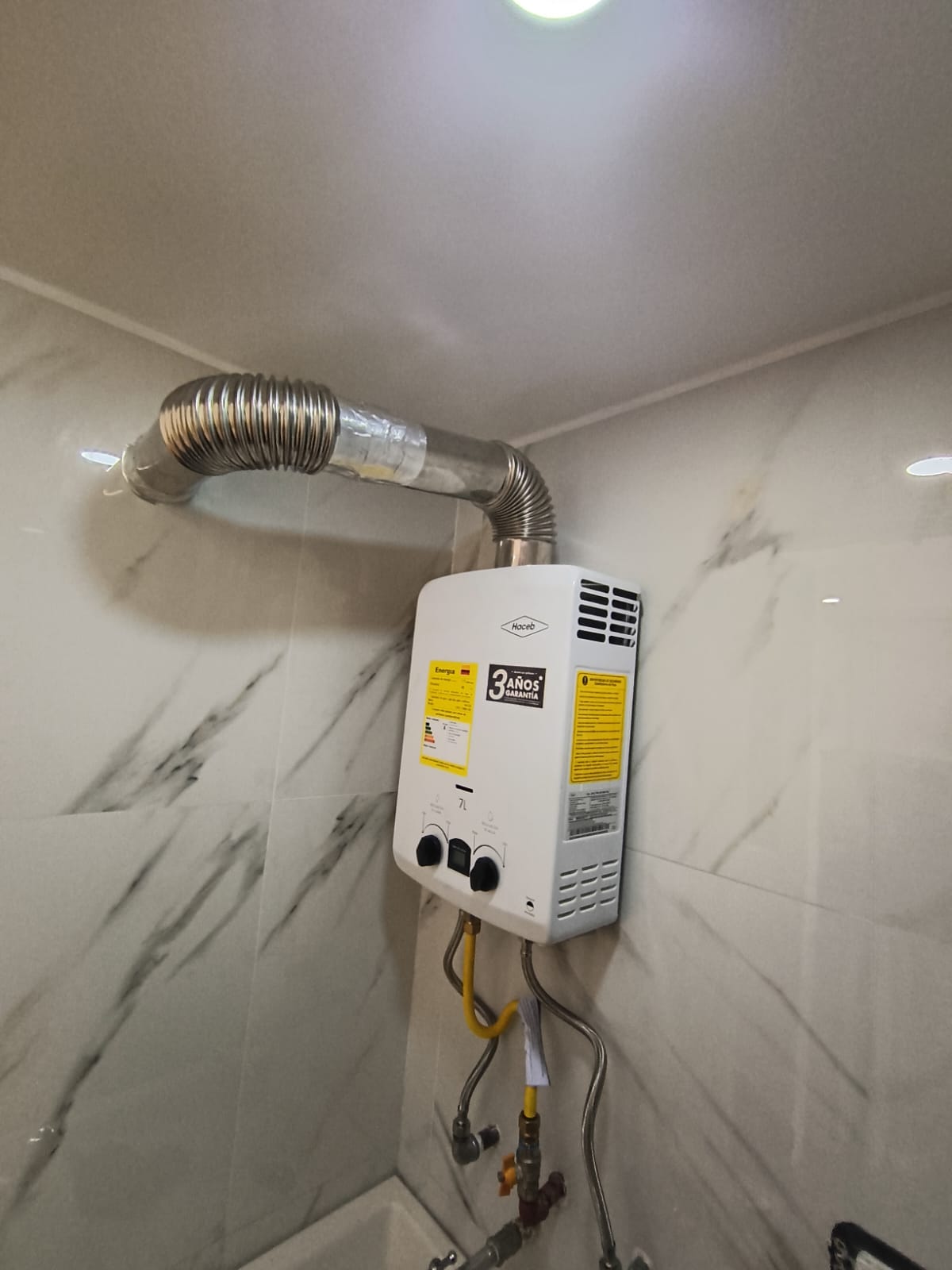 Instalación certificada de calentador con pilas en conjunto residencial de la Sabana